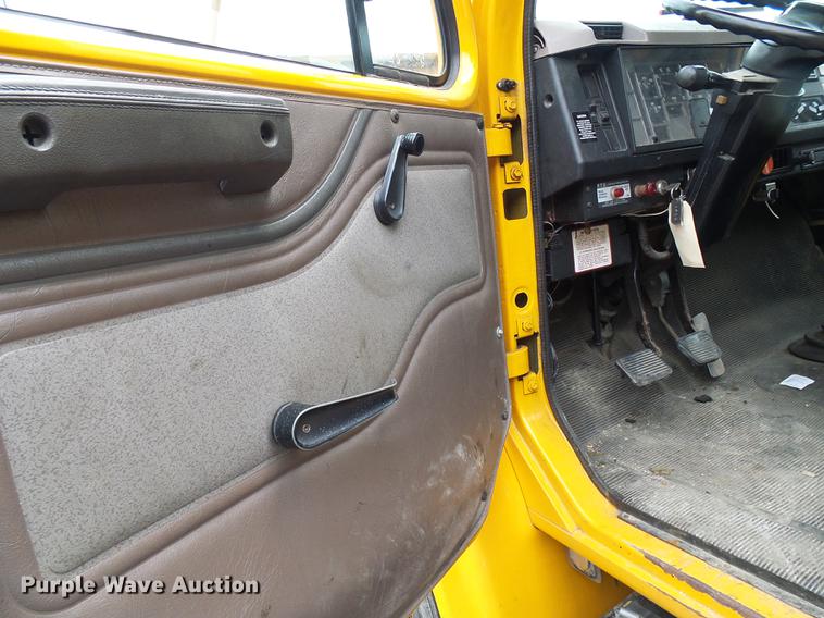 image for item DB2170 1999 International 4700 truck cab and chassis