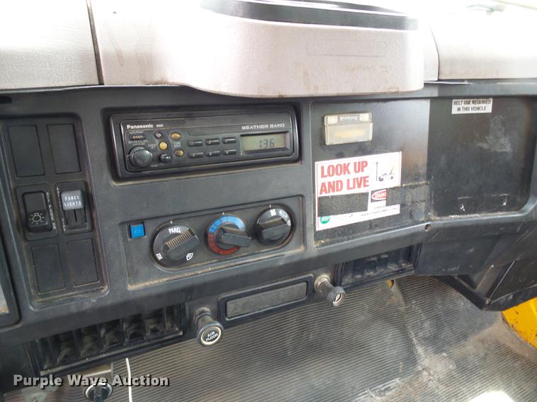 image for item DB2170 1999 International 4700 truck cab and chassis