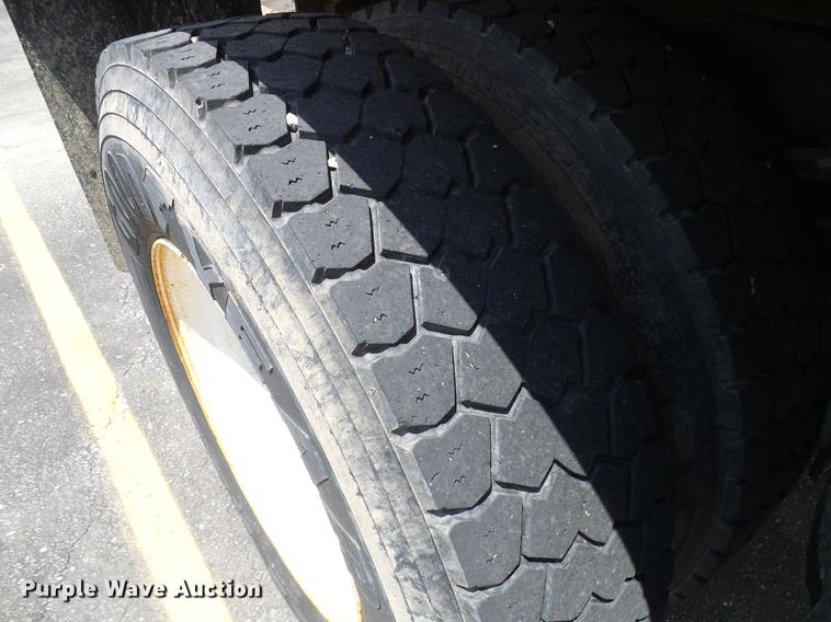 image for item DB2172 2001 International 4900 dump truck