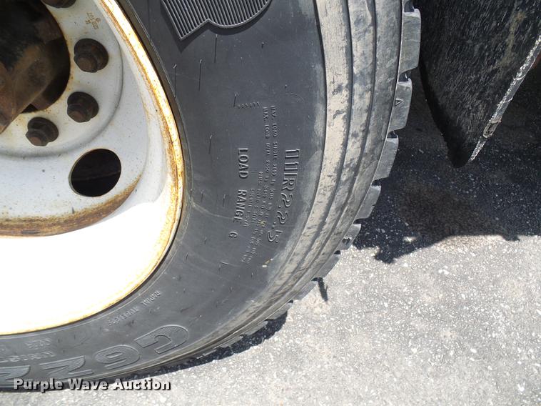 image for item DB2172 2001 International 4900 dump truck