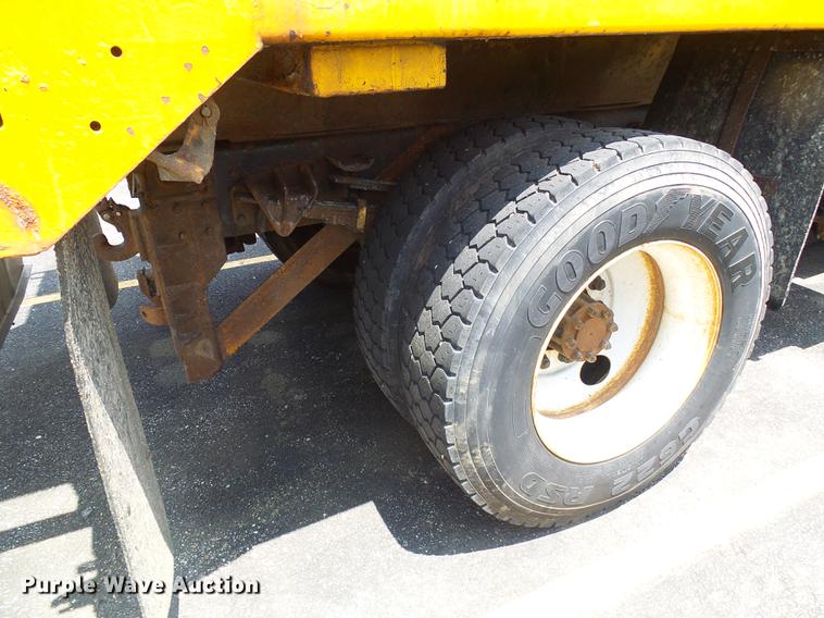 image for item DB2172 2001 International 4900 dump truck