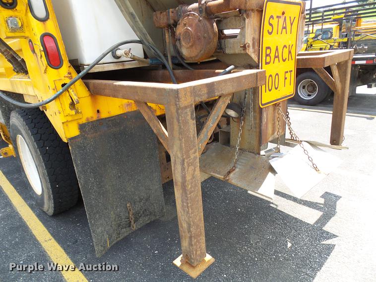 image for item DB2172 2001 International 4900 dump truck