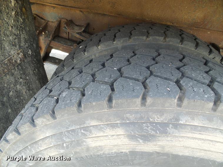 image for item DB2172 2001 International 4900 dump truck