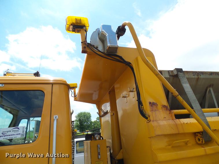 image for item DB2172 2001 International 4900 dump truck