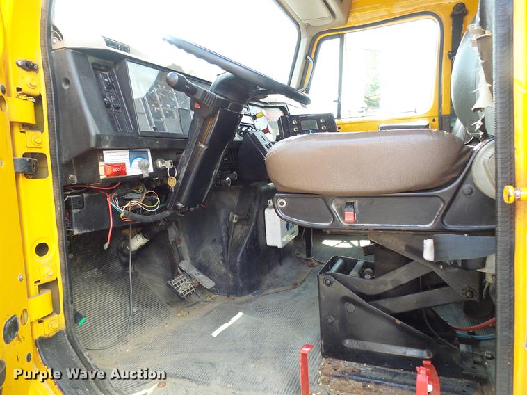 image for item DB2172 2001 International 4900 dump truck