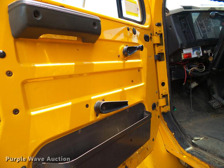 image for item DB2172 2001 International 4900 dump truck