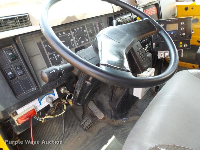 image for item DB2172 2001 International 4900 dump truck