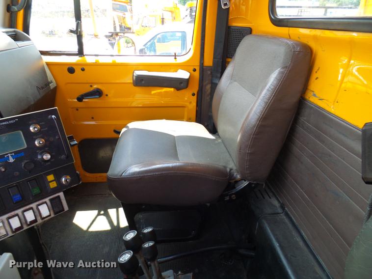 image for item DB2172 2001 International 4900 dump truck