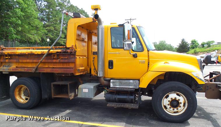 image for item DB2176 2003 International 7400 dump truck