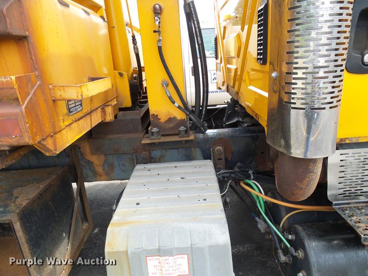 image for item DB2176 2003 International 7400 dump truck