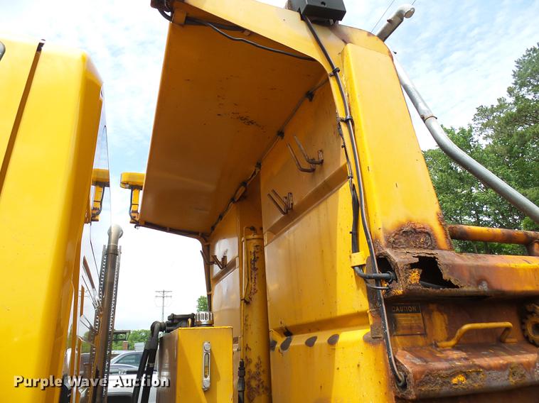 image for item DB2176 2003 International 7400 dump truck