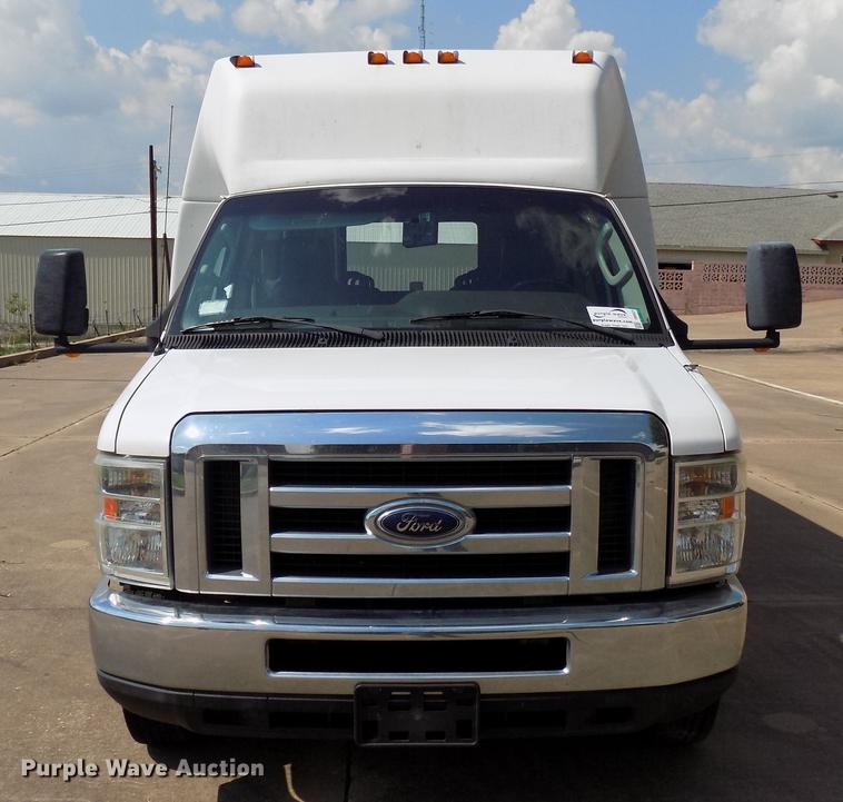 image for item DB9521 2009 Ford Econoline E450 shuttle bus