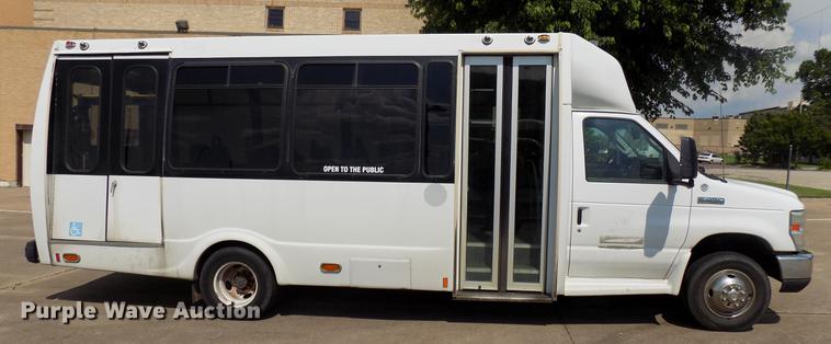 image for item DB9521 2009 Ford Econoline E450 shuttle bus