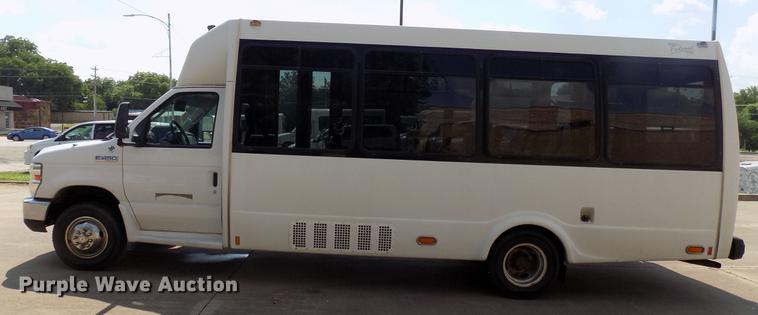 image for item DB9521 2009 Ford Econoline E450 shuttle bus