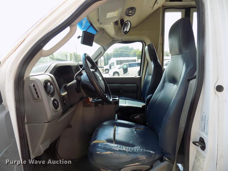 image for item DB9521 2009 Ford Econoline E450 shuttle bus