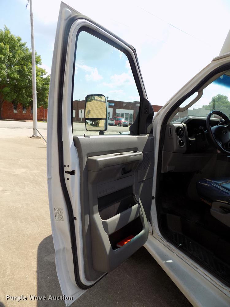 image for item DB9521 2009 Ford Econoline E450 shuttle bus