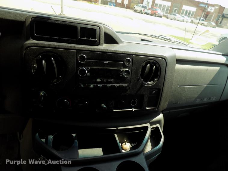 image for item DB9521 2009 Ford Econoline E450 shuttle bus