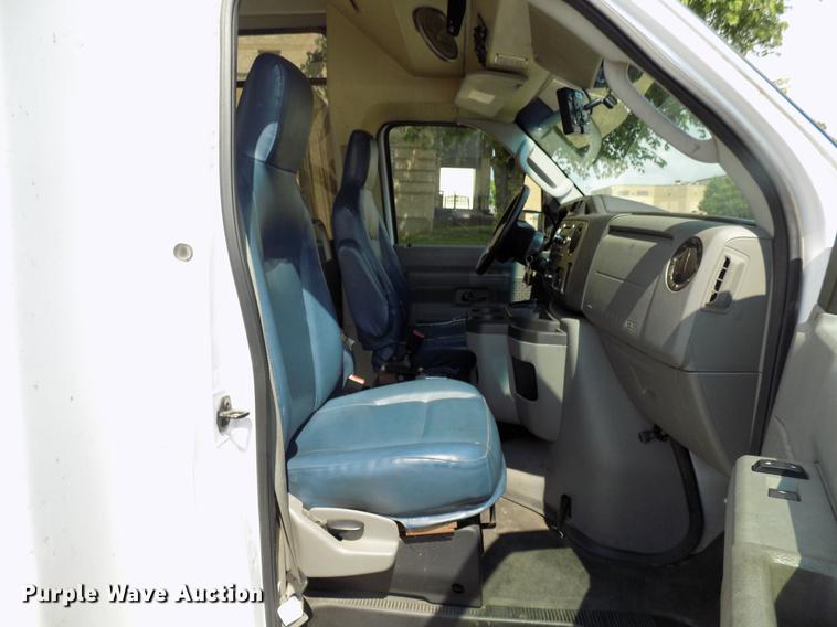 image for item DB9521 2009 Ford Econoline E450 shuttle bus