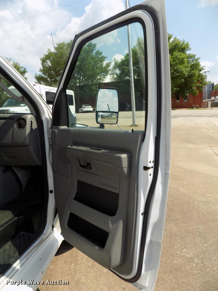 image for item DB9521 2009 Ford Econoline E450 shuttle bus