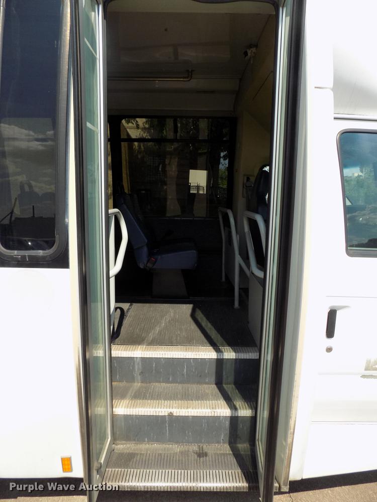 image for item DB9521 2009 Ford Econoline E450 shuttle bus