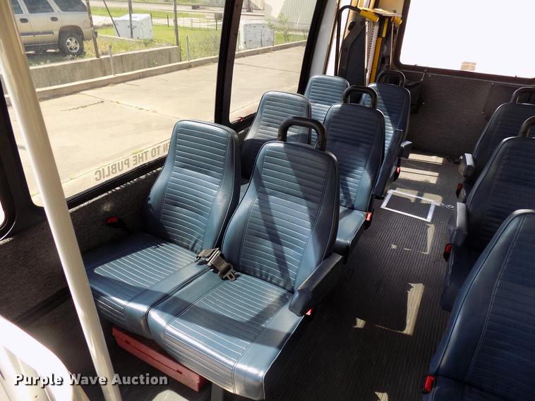 image for item DB9521 2009 Ford Econoline E450 shuttle bus