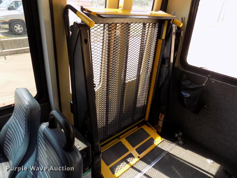 image for item DB9521 2009 Ford Econoline E450 shuttle bus