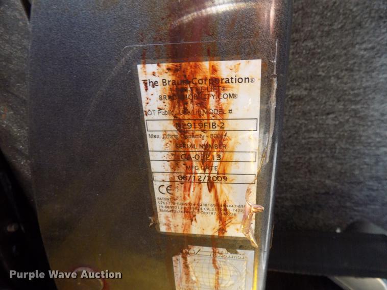 image for item DB9521 2009 Ford Econoline E450 shuttle bus