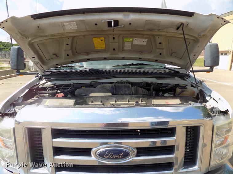 image for item DB9521 2009 Ford Econoline E450 shuttle bus