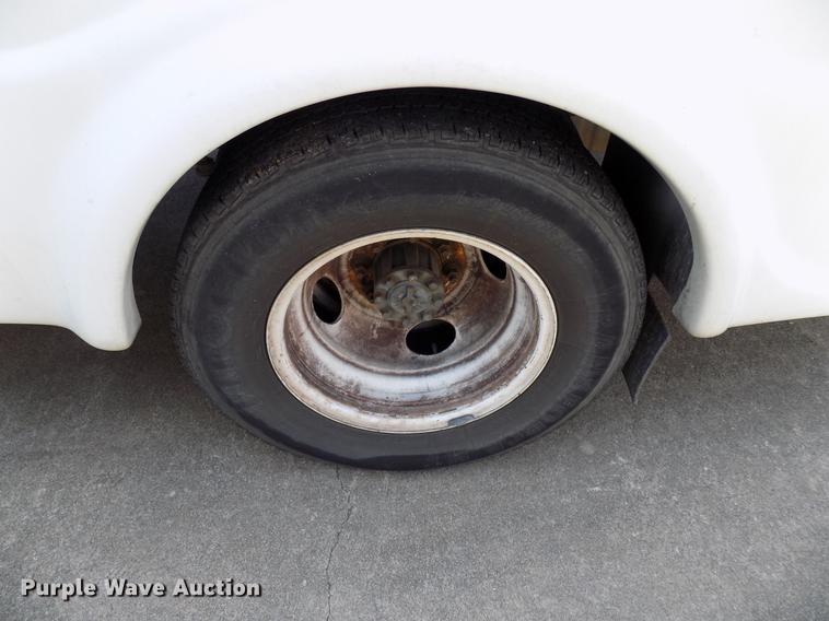 image for item DB9521 2009 Ford Econoline E450 shuttle bus