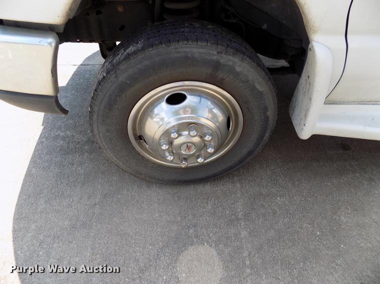 image for item DB9521 2009 Ford Econoline E450 shuttle bus