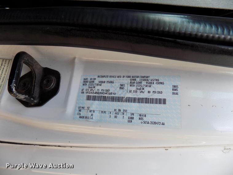 image for item DB9521 2009 Ford Econoline E450 shuttle bus