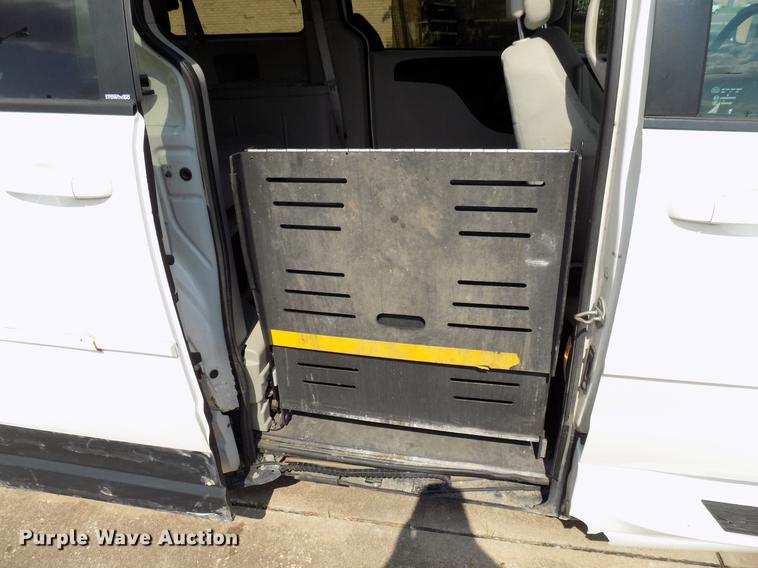 image for item DB9524 2013 Dodge Grand Caravan van