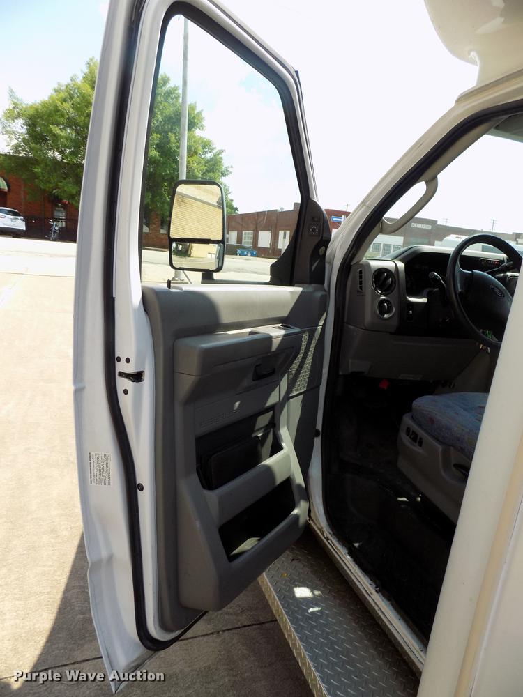 image for item DB9526 2012 Ford Econoline E450 shuttle bus