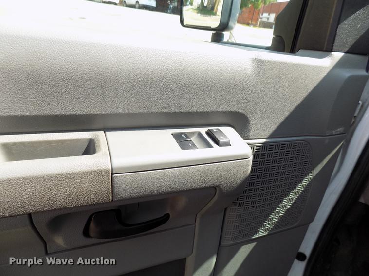 image for item DB9526 2012 Ford Econoline E450 shuttle bus