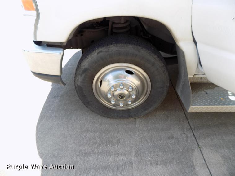 image for item DB9526 2012 Ford Econoline E450 shuttle bus