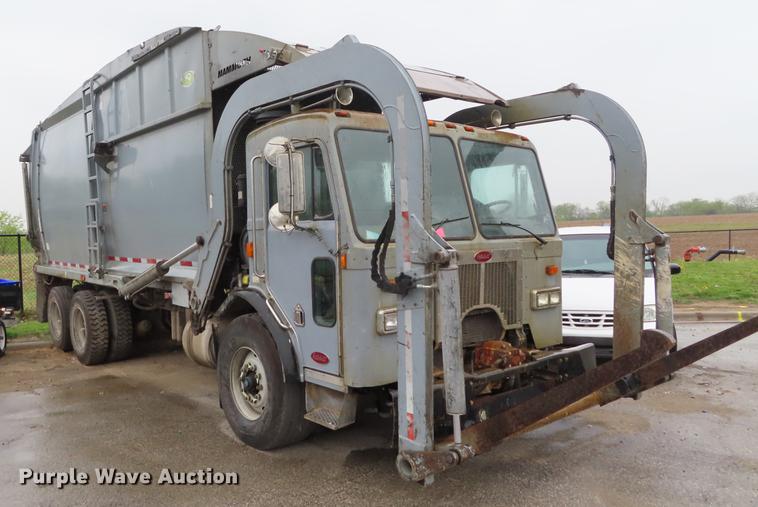 image for item DE3439 2010 Peterbilt 320 refuse truck