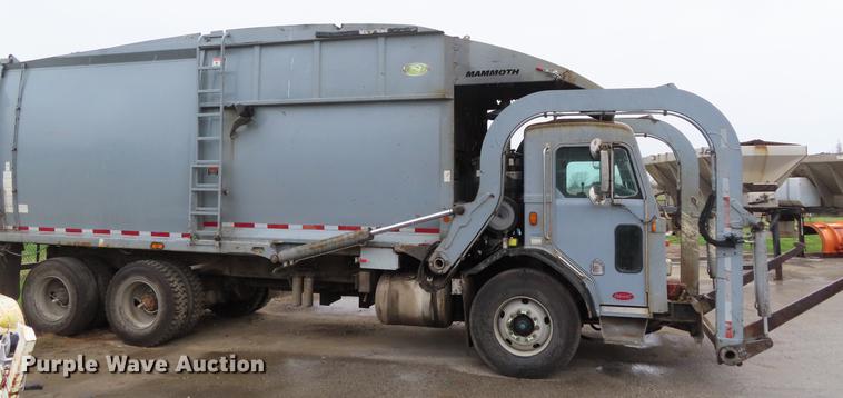 image for item DE3439 2010 Peterbilt 320 refuse truck
