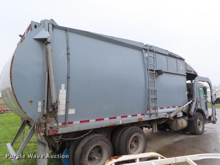 image for item DE3439 2010 Peterbilt 320 refuse truck