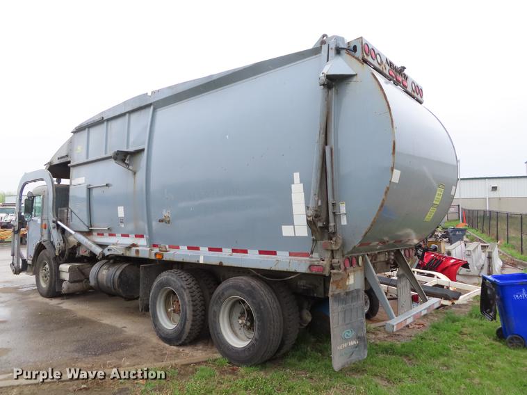 image for item DE3439 2010 Peterbilt 320 refuse truck