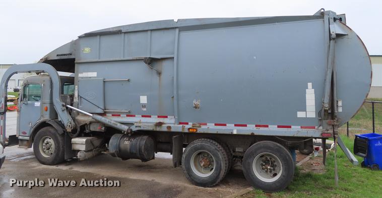 image for item DE3439 2010 Peterbilt 320 refuse truck