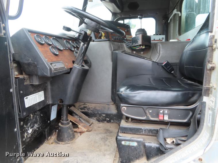 image for item DE3439 2010 Peterbilt 320 refuse truck