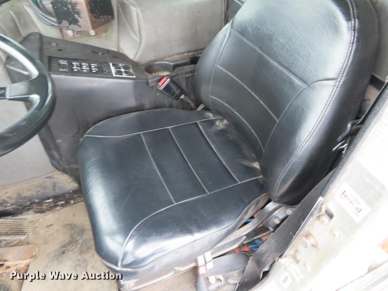 image for item DE3439 2010 Peterbilt 320 refuse truck