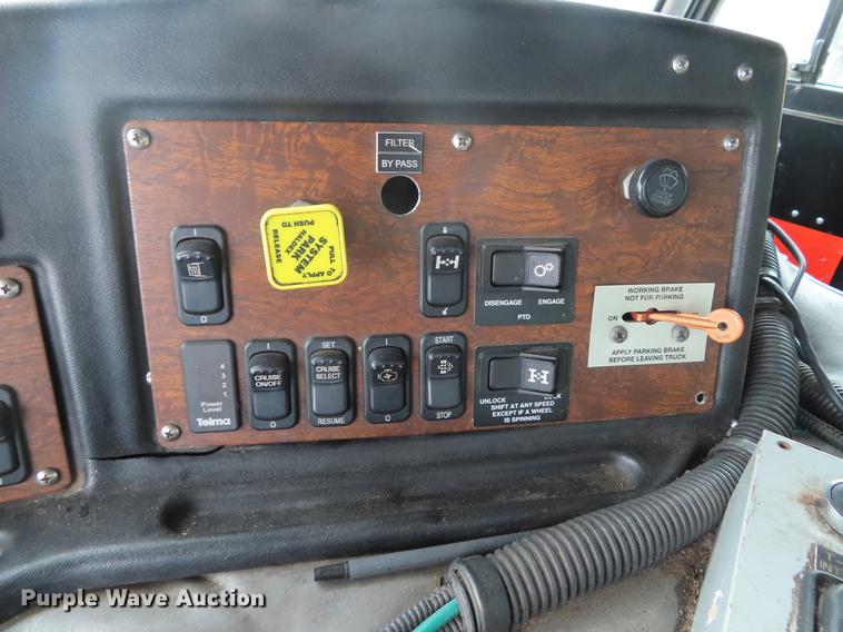 image for item DE3439 2010 Peterbilt 320 refuse truck