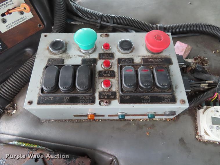 image for item DE3439 2010 Peterbilt 320 refuse truck