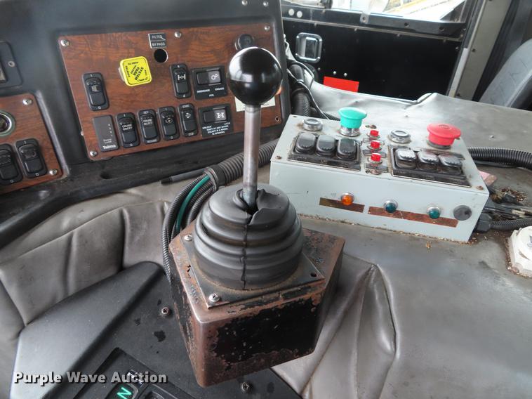 image for item DE3439 2010 Peterbilt 320 refuse truck