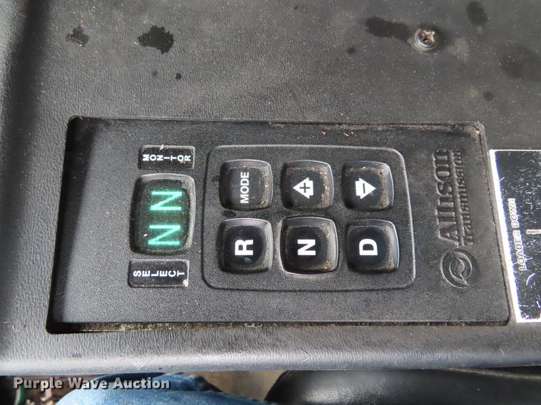 image for item DE3439 2010 Peterbilt 320 refuse truck