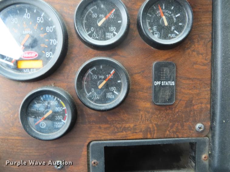 image for item DE3439 2010 Peterbilt 320 refuse truck