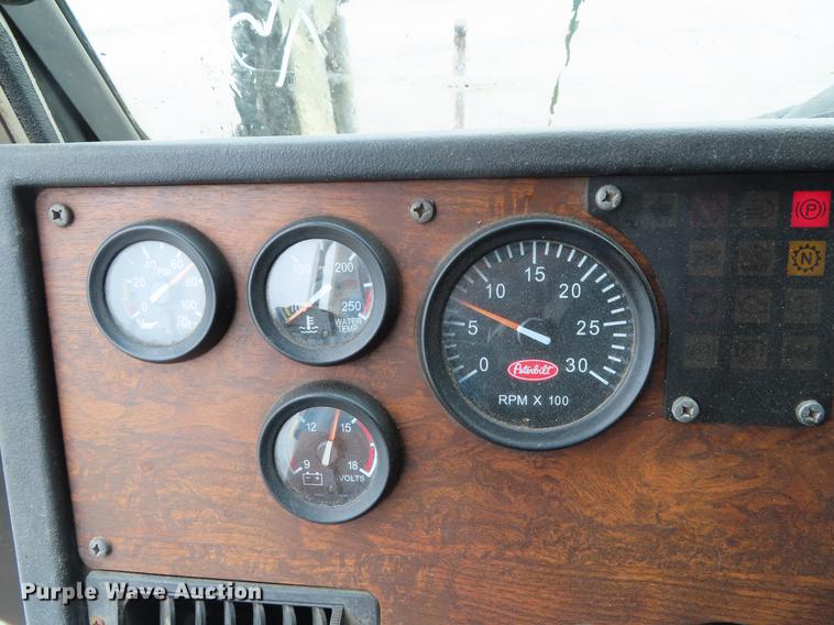 image for item DE3439 2010 Peterbilt 320 refuse truck