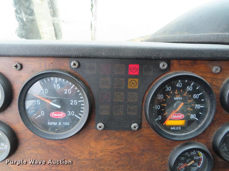 image for item DE3439 2010 Peterbilt 320 refuse truck