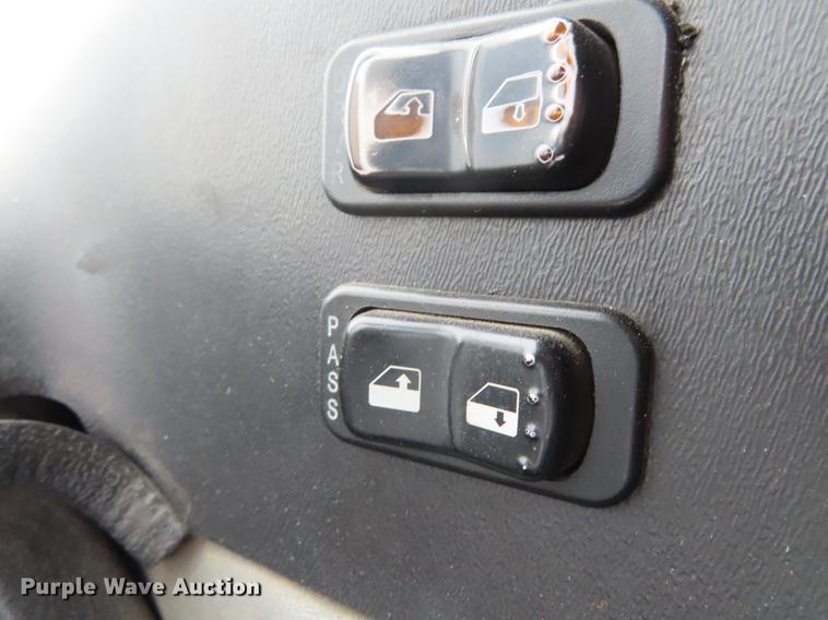 image for item DE3439 2010 Peterbilt 320 refuse truck